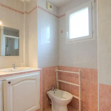 Дом отдыха Holiday Home Jardins Du Port